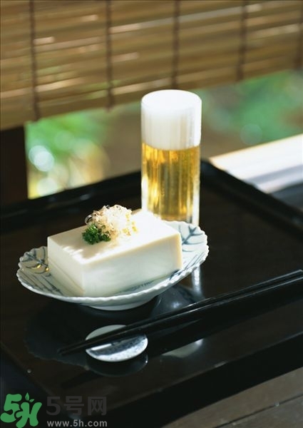 吃豆腐能喝啤酒嗎？喝酒吃豆腐能解酒嗎？