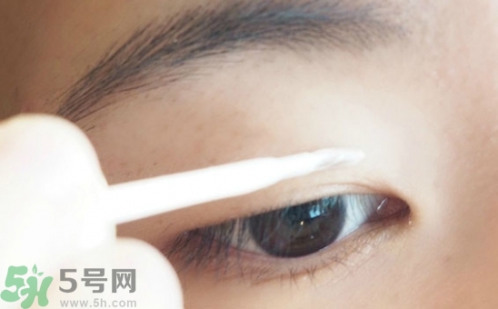 單眼皮怎么變雙眼皮了？單眼皮上面有一條線