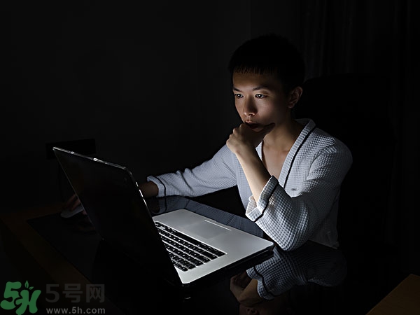 熬夜上火牙齦腫痛怎么辦？熬夜上火喉嚨痛怎么辦？