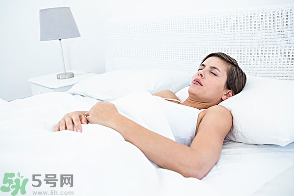 第一次來月經(jīng)是黑色的正常嗎？第一次月經(jīng)是黑色的是怎么回事？
