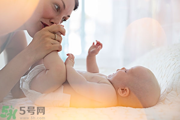 寶寶腳上起水泡怎么辦？寶寶腳底長透明水泡怎么辦？