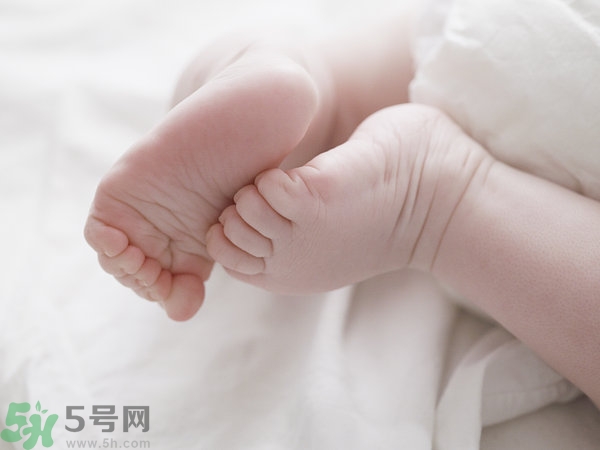 寶寶腳上起水泡怎么辦？寶寶腳底長透明水泡怎么辦？