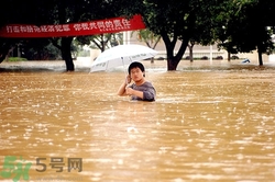 在雨水中走路容易得什么病？在雨水中走路有什么危害？
