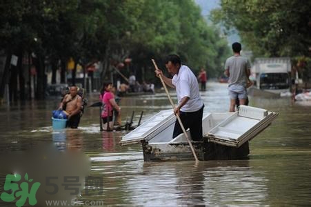 在雨水中走路容易得什么?。吭谟晁凶呗酚惺裁次：?？