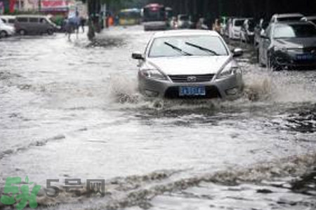 路面雨水多深車(chē)輛不宜通行？車(chē)輛在雨水中行駛要注意什么？