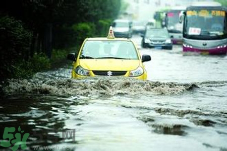 路面雨水多深車輛不宜通行？車輛在雨水中行駛要注意什么？