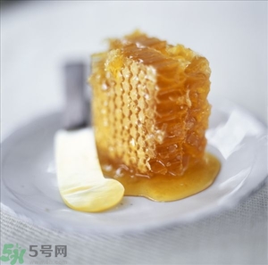 蜂蜜放久了有酒味是怎么回事？蜂蜜有酒味還能喝嗎？