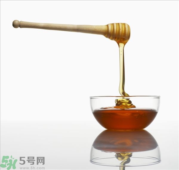 蜂蜜放久了有酒味是怎么回事？蜂蜜有酒味還能喝嗎？