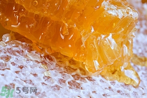 蜂蜜放久了有酒味是怎么回事？蜂蜜有酒味還能喝嗎？