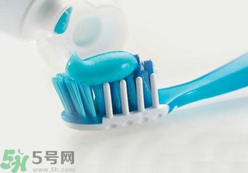 牙膏含氟好不好？牙膏含氟好還是不含氟好？