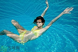 浮潛要穿泳衣嗎？浮潛要穿什么衣服？