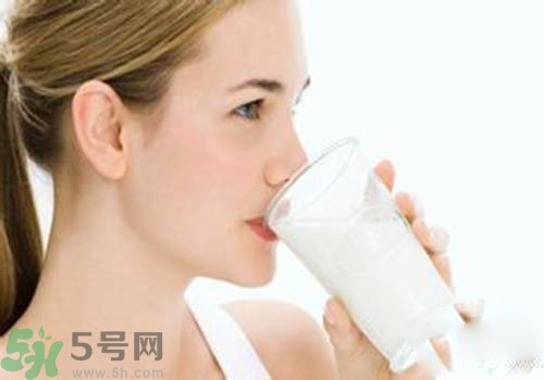 便秘可以喝羊奶嗎？喝羊奶可以改善便秘嗎？