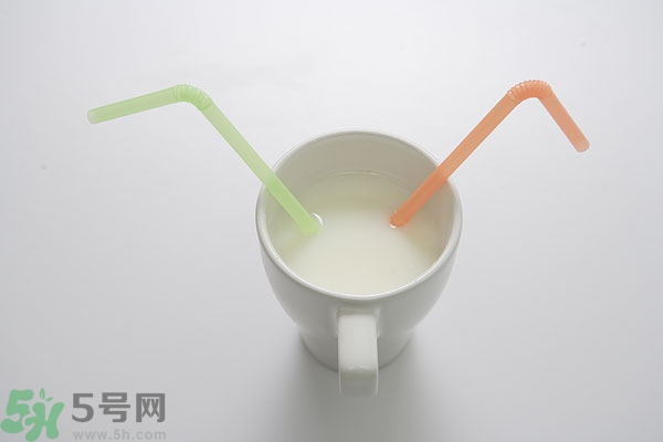 羊奶和牛奶哪個營養(yǎng)高?牛奶與羊奶哪個營養(yǎng)更好？