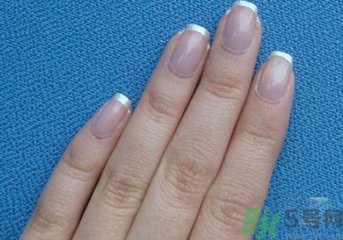 指甲發(fā)紫是什么原因？指甲發(fā)紫是怎么回事？