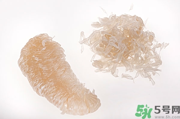 柚子的瓤是紅色正常嗎？柚子里面是紅色的能吃嗎？