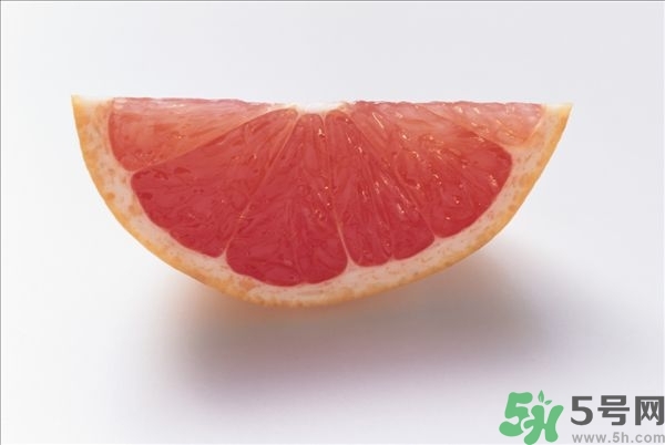 柚子的瓤是紅色正常嗎？柚子里面是紅色的能吃嗎？