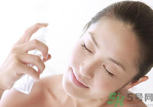 保濕噴霧可以當爽膚水嗎？保濕噴霧和爽膚水有什么區(qū)別？