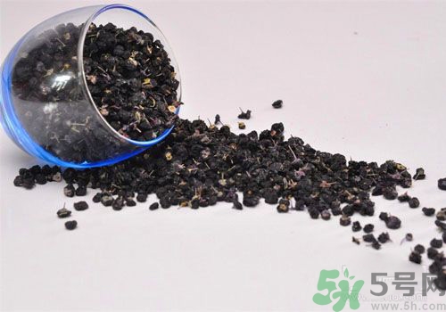 黑枸杞泡水是什么顏色？黑枸杞泡水是紫色的嗎？