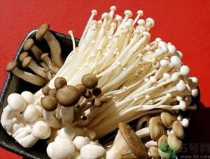 金針菇發(fā)霉了能吃嗎？金針菇長(zhǎng)白毛還能吃嗎？