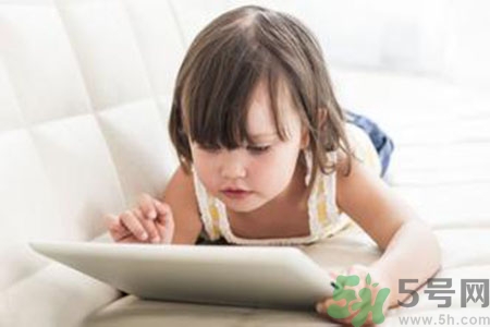 5歲男孩突然大叫頭疼 小孩玩平板電腦的危害有哪些？
