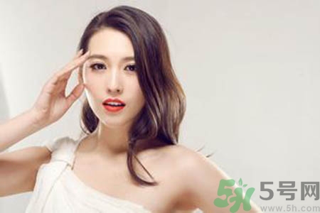 女人為什么一個胸大一個胸小？女人的兩個胸為什么不一般大？