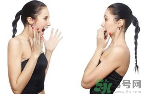 女人為什么一個胸大一個胸??？女人的兩個胸為什么不一般大？
