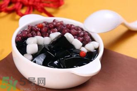 仙草是龜苓膏嗎？仙草和龜苓膏的區(qū)別？