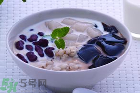 仙草是龜苓膏嗎？仙草和龜苓膏的區(qū)別？