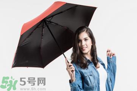 太陽傘是黑膠好還是銀膠好？太陽傘黑膠和銀膠哪個(gè)更防曬？