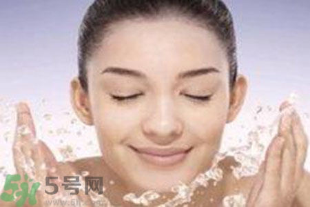 夏季臉上出油怎么回事？夏季臉上出油怎么辦？