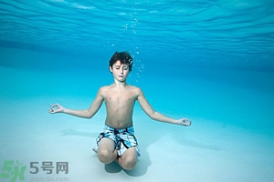 吃完晚飯可以立即游泳嗎？吃完飯游泳對(duì)身體好嗎？