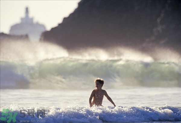 游泳不帶泳鏡可以嗎？在水下可以睜開眼睛嗎？