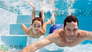 游泳不帶泳鏡可以嗎？在水下可以睜開眼睛嗎？