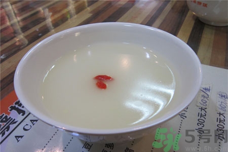嬰兒能喝米湯加牛奶嗎？嬰兒喝米湯有什么好處？