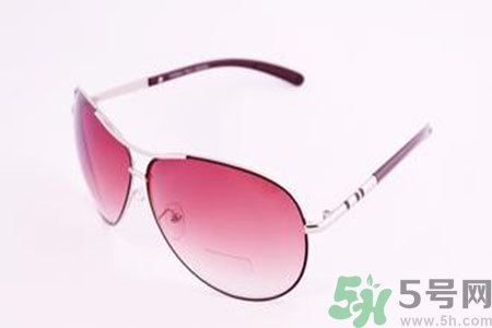 臉小應(yīng)該怎么選擇太陽鏡？太陽鏡怎么戴顯臉?。?></p><h3>小臉的太陽鏡搭配</h3><h4>鵝蛋形臉：搭配橢圓形鏡框</h4><p>鵝蛋形臉屬于比較標(biāo)準(zhǔn)的，可以挑選最流行最時髦的款式，戴任何款式都會很漂亮。如果要選一個最適合鵝蛋型臉最能凸顯這種臉的優(yōu)勢的話，就是橢圓形的鏡框，會讓鵝蛋臉的橢圓形線條更凸顯的。</p><h4>方形臉：搭配鏡框別太窄太細(xì)，圓弧角度</h4><p>方型臉不建議選擇太圓的，太圓會覺得角很明顯，但是又不能選擇太方的，太方會凸顯你的線條。最好選擇大的、但角度有點圓弧的。方型臉的側(cè)面也會有點寬，如果選太細(xì)的鏡腿，會顯得腮部更明顯，要避免這點，可以選腳寬一點的，比例上會讓臉變小。整個臉型的比例都比較寬，如果靠墨鏡來修飾，首先形狀不能太小，否則看起來臉型會被截斷。所以不能選太窄太細(xì)，如果太細(xì)的話會感覺臉型長。顏色也不要太深，最好是靠近膚色，看上去就會比較柔和。</p><p style=