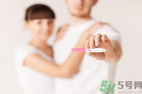 驗孕棒顯示沒有懷孕但是沒來月經(jīng)是怎么回事？