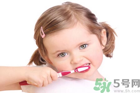 寶寶口腔潰瘍?cè)趺崔k？治療寶寶口腔潰瘍方法有什么？