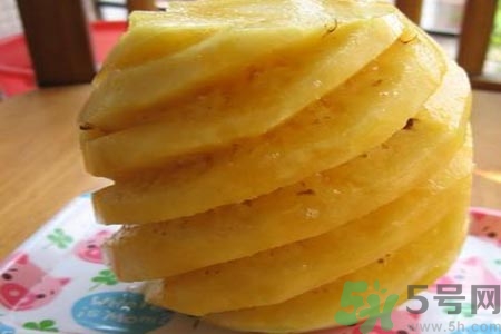 菠蘿為什么要用鹽水泡？吃菠蘿用不用泡鹽水？