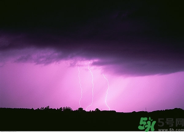 打雷可以撐傘嗎？打雷可以玩筆記本電腦嗎？