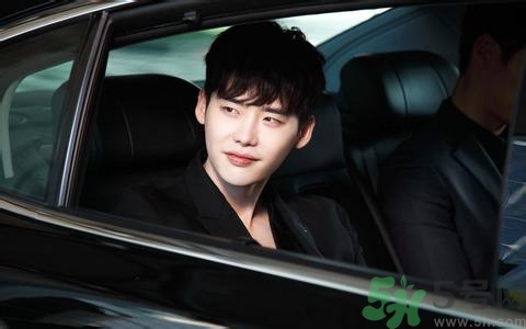 李鐘碩開的什么車？姜哲開的什么車？