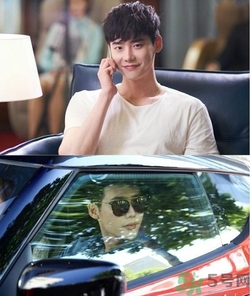 李鐘碩開的什么車？姜哲開的什么車？