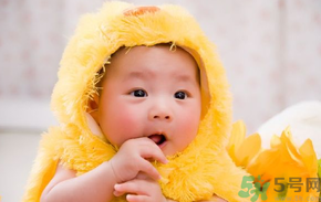 寶寶特別喜歡含著手指睡覺怎么辦？怎樣糾正寶寶含著手指睡覺的習(xí)慣？