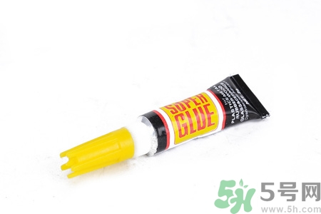 502膠水怎么洗？如何祛除衣服上的膠水？