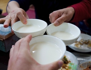喝糯米酒能豐胸嗎？喝米酒能護膚嗎？