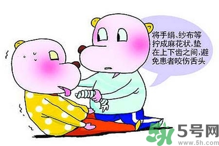癲癇的高發(fā)人群？如何預(yù)防癲癇?。?></p><h4>對(duì)于智力發(fā)育不良，膚色偏淡、發(fā)黃，肌張力增高，或伴有震顫和手足活動(dòng)的病兒</h4><p>要懷疑苯丙酮尿癥，可做尿液測(cè)驗(yàn)，其他少見的類型多有尿的異色、臭味，有條件時(shí)應(yīng)做相應(yīng)的生化檢查，防止癲癇的發(fā)作，因?yàn)檫@類人群也是癲癇高發(fā)人群。</p><h4>患低血糖癥的成年人</h4><p>發(fā)作時(shí)間多在空腹或強(qiáng)烈運(yùn)動(dòng)后，一般先有心悸、頭昏、出汗、惡心、煩躁等癥狀，甚至行為失常，有此疾病史者要做空腹血糖測(cè)定，癲癇高發(fā)人群包括患低血糖癥的成年人。</p><p style=