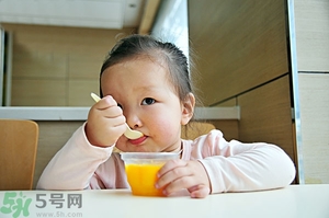 寶寶咳嗽能吃果凍嗎？寶寶多大可以吃果凍？