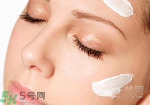 cc霜和粉底液的區(qū)別 cc霜和粉底液哪個先用？