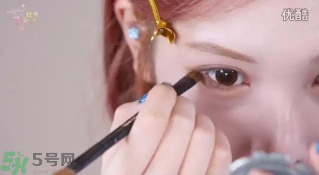 戴眼鏡怎么化妝？眼鏡妝怎么畫