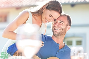 女生喜歡成熟的男生嗎？女生喜歡成熟穩(wěn)重的類(lèi)型嗎？