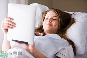 女生趴著睡對(duì)乳房好嗎？女生趴著睡對(duì)胸部有什么壞處？